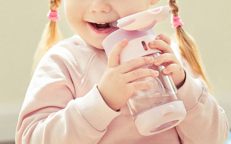 What to pay attention to when feeding babies with a bottle